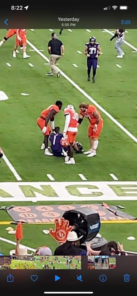 RGrantTurner189's tweet photo. The BOTPW rivalry can get intense at times, but I think this moment captures the true sportsmanship between #SHSU and #SFA. Not my picture btw.
Class act, fellas.
@WalkOnRadio https://t.co/vLGwxSsSPp