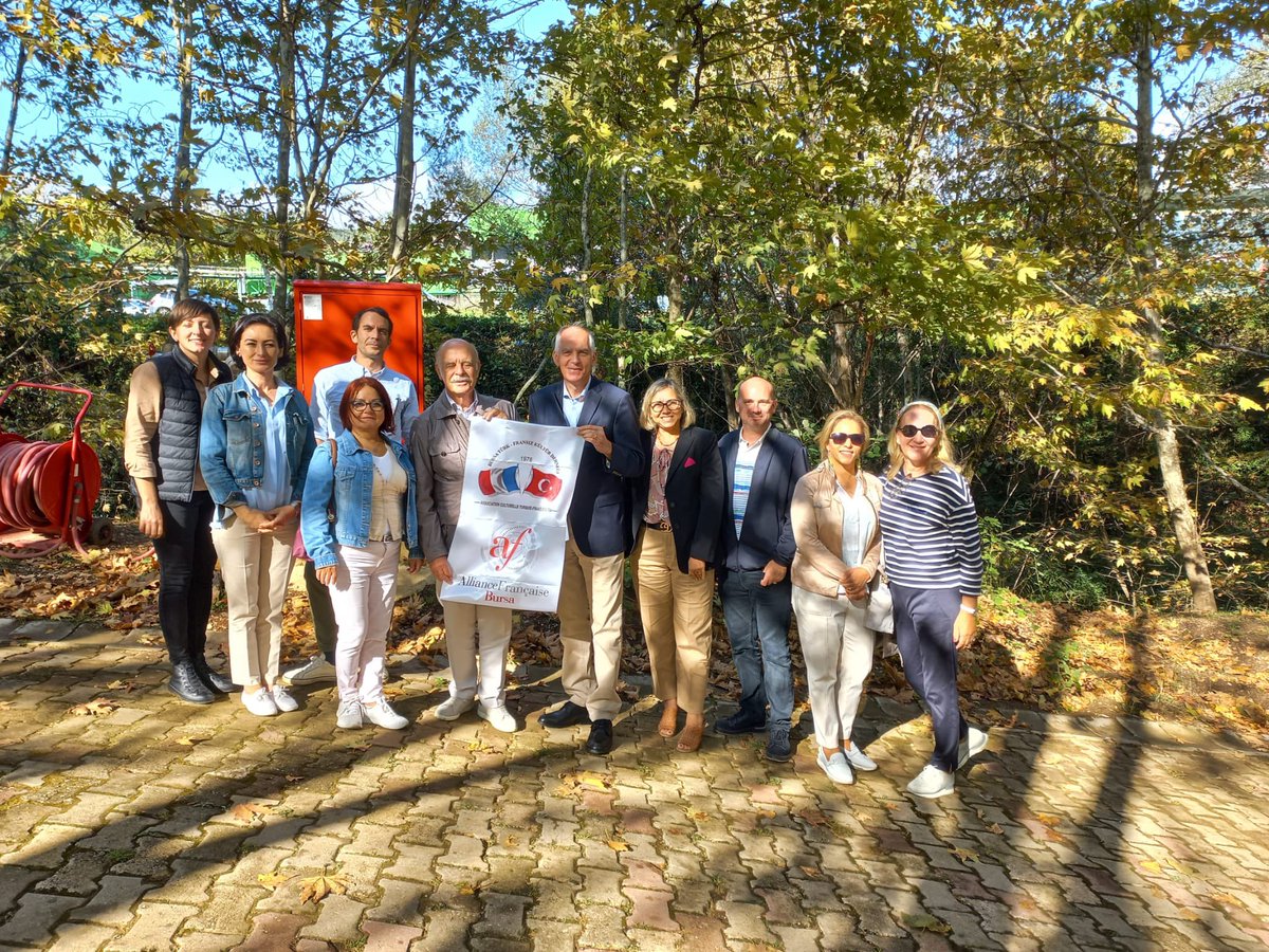 #Bursa’da ayrıca, « Alliance française Bursa » ekibi ile bir araya gelmekten mutluluk duydum <a href="/ifturquie/">Institut français de Turquie</a> Heureux de retrouver l’équipe de l’Alliance de Bursa.