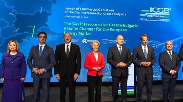dhbln's tweet photo. Während Menschen in Armenien fassungslos darüber trauern, dass immer mehr aserbaidschanische Kriegsverbrechen bekannt werden, stellt sich @vonderleyen grinsend neben den brutalen Diktator, der die Verbrechen verantwortet.

Sie ist die personifizierte moralische Vordorbenheit. https://t.co/cUSBAZAG9C