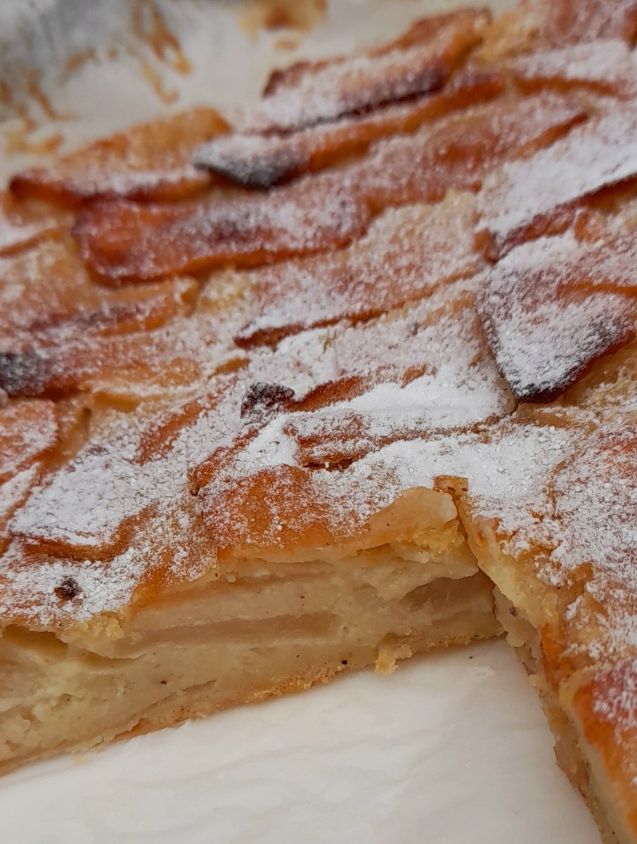 Ivycottagebaker's tweet photo. Abundance of #apples so let's make a torta di mele magica,an ultra low calorie apple cake #italianbaking super moist super light super delicious #homebaking #homemade #growyourown #fresh #natureslarder approx 1kg of apples knocking 1 of 5 out the park #baking #cake https://t.co/2qDNQAFeef