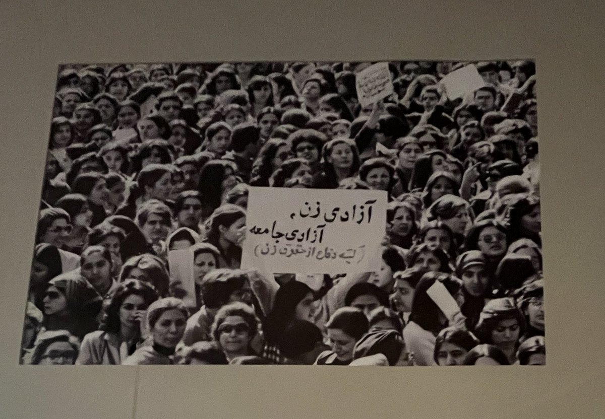 NatalieAmiri's tweet photo. Dieses Bild habe ich vor Jahren von einem iranischen Fotografen gekauft. Auf dem Plakat steht: „Die Freiheit der Frauen bedeutet die Freiheit der Gesellschaft“. Teheran 1980. Der Kampf der Frauen im #Iran war lang und anstrengend. #Iranianwomen #IranProtests2022 https://t.co/8emygIBhGO