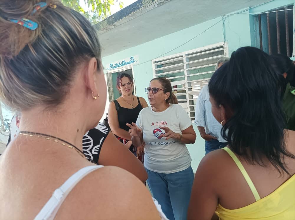 finanzasprecios's tweet photo. 📢#Ahora, en #Artemisa @MeisiBWeiss ministra de @finanzasprecios intercambia en la Asamblea Mcpal de San Cristóbal con autoridades del Partido y el Gobierno. Presentes también funcionarios d #FinanzasyPrecios, la #Onat, del @MTSS_CUBA, los bancos y vivienda.
#FuerzaCuba 🇨🇺
🧵👇 https://t.co/RGFKnN8I9T