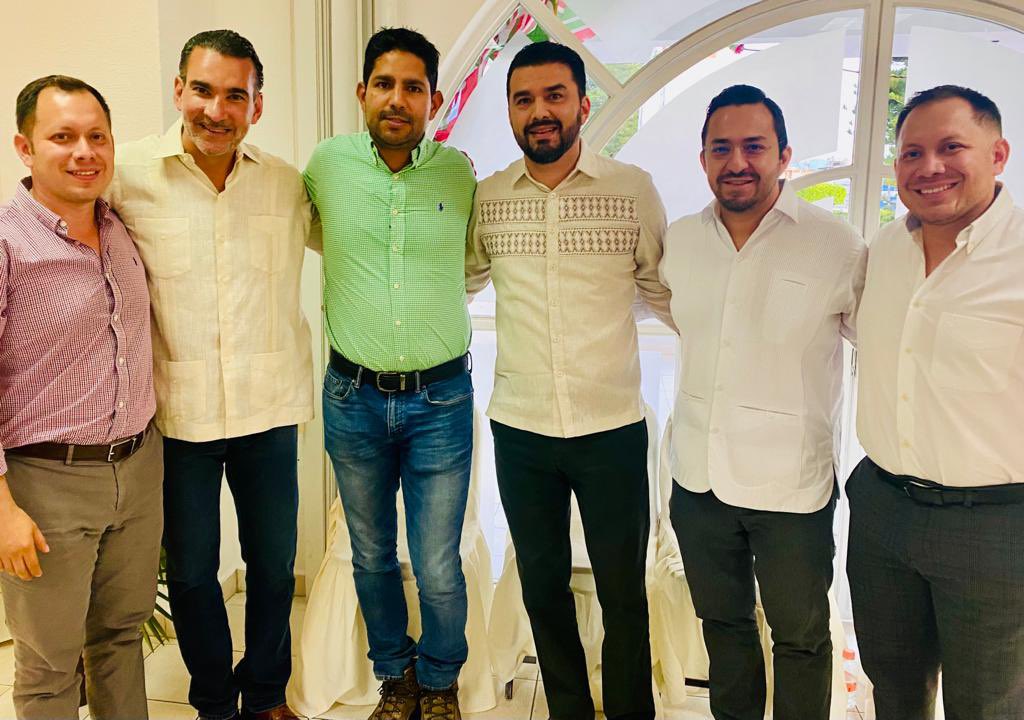 Fue un gusto coincidir en Villaflores, con grandes amigos del pasado y de mucho más futuro <a href="/LAMelgar/">Luis Armando Melgar</a> <a href="/JavierHerreraMx/">Javier Herrera Borunda</a> <a href="/JPMontesdeOcaA/">Juan Pablo Montes de Oca</a>
