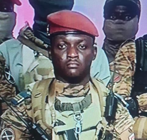 josephlunieOFF's tweet photo. Koudeta nan peyi #BoukinaFaso:
Kapitèn Ibrahim Traoré, 34 lane, ki pran pouvwa a vandredi a, deklare maten an « sitiyasyon sou kontwòl », malgre pil dezòd ki genyen nan peyi a depi apre 2e koudeta. Li menm mande moun ki nan lari yo kanpe tout zak vyolans kont #Lafrans. @FRANCE24 https://t.co/nAMHemspse