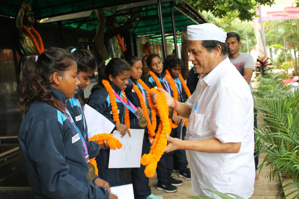 achyuta_samanta's tweet photo. Felicitated eight KISSians of the Odisha Women's Rugby team on bagging the Gold medal at the #36thNationalGames. Concerned that Rajni Sabar and Bhagyalaxmi have sustained injuries and made sure that they get best treatment and recover well. https://t.co/HM1UFnsHT2