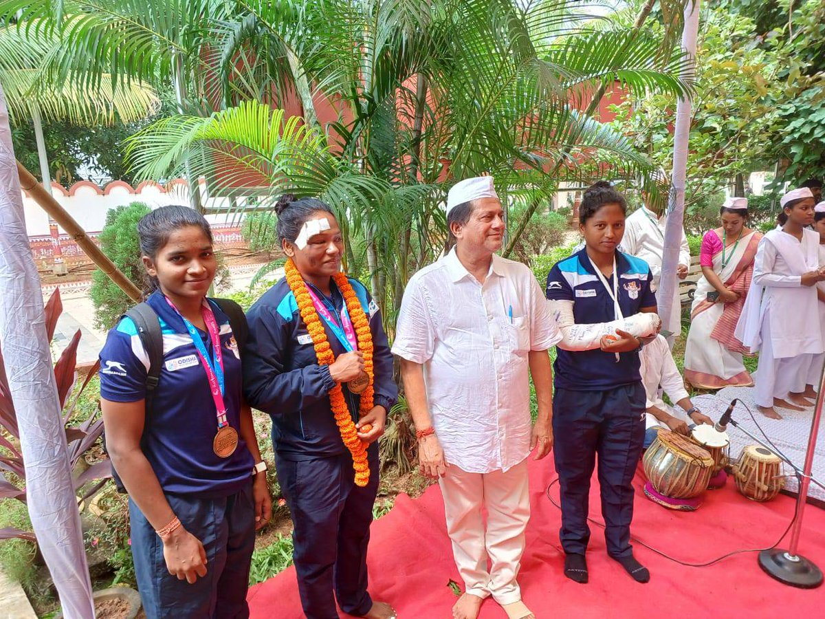 achyuta_samanta's tweet photo. Felicitated eight KISSians of the Odisha Women's Rugby team on bagging the Gold medal at the #36thNationalGames. Concerned that Rajni Sabar and Bhagyalaxmi have sustained injuries and made sure that they get best treatment and recover well. https://t.co/HM1UFnsHT2