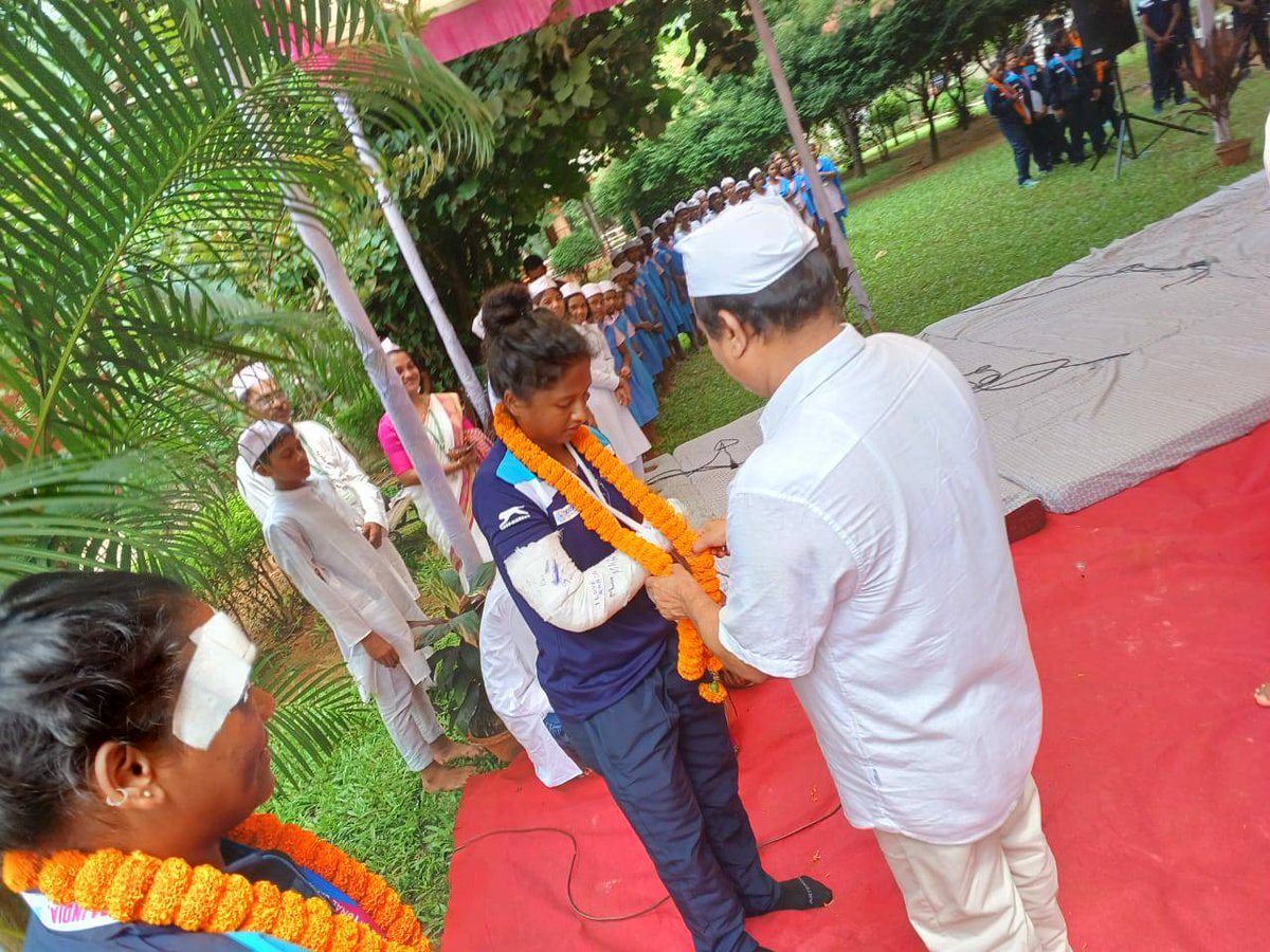 achyuta_samanta's tweet photo. Felicitated eight KISSians of the Odisha Women's Rugby team on bagging the Gold medal at the #36thNationalGames. Concerned that Rajni Sabar and Bhagyalaxmi have sustained injuries and made sure that they get best treatment and recover well. https://t.co/HM1UFnsHT2