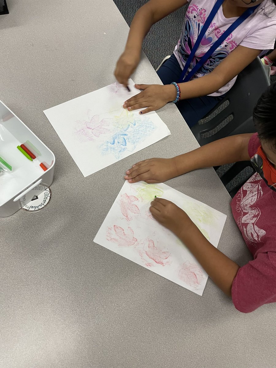 percysclass's tweet photo. Second graders explored texture by rubbing leaves and finding all the details. Bearkats all the way, a full box of crayons and they still choose Bearkat colors. @BlackBearkats #heartofabearkat @CFISDScience https://t.co/ND39A0E6Za