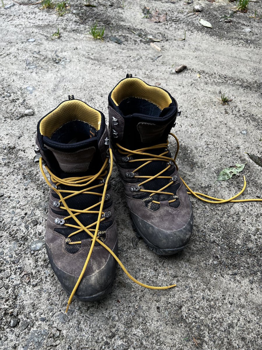 ChezBruce's tweet photo. Bought these a @keswickbootco last year and I have a complaint. Went up Helvellyn today and my knees are not up to the standard of the boots! https://t.co/5JmLig8LwO