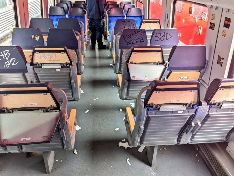 lokfuehrer_tim's tweet image. Gestern haben Randalierer auf dem Weg von Bayreuth Richtung Dresden einen Zug regelrecht auseinandergenommen.

Ohne Kommentar.