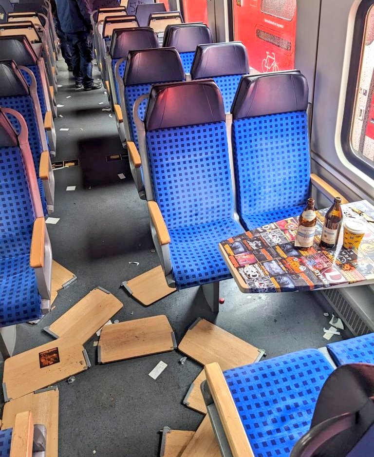 lokfuehrer_tim's tweet image. Gestern haben Randalierer auf dem Weg von Bayreuth Richtung Dresden einen Zug regelrecht auseinandergenommen.

Ohne Kommentar.