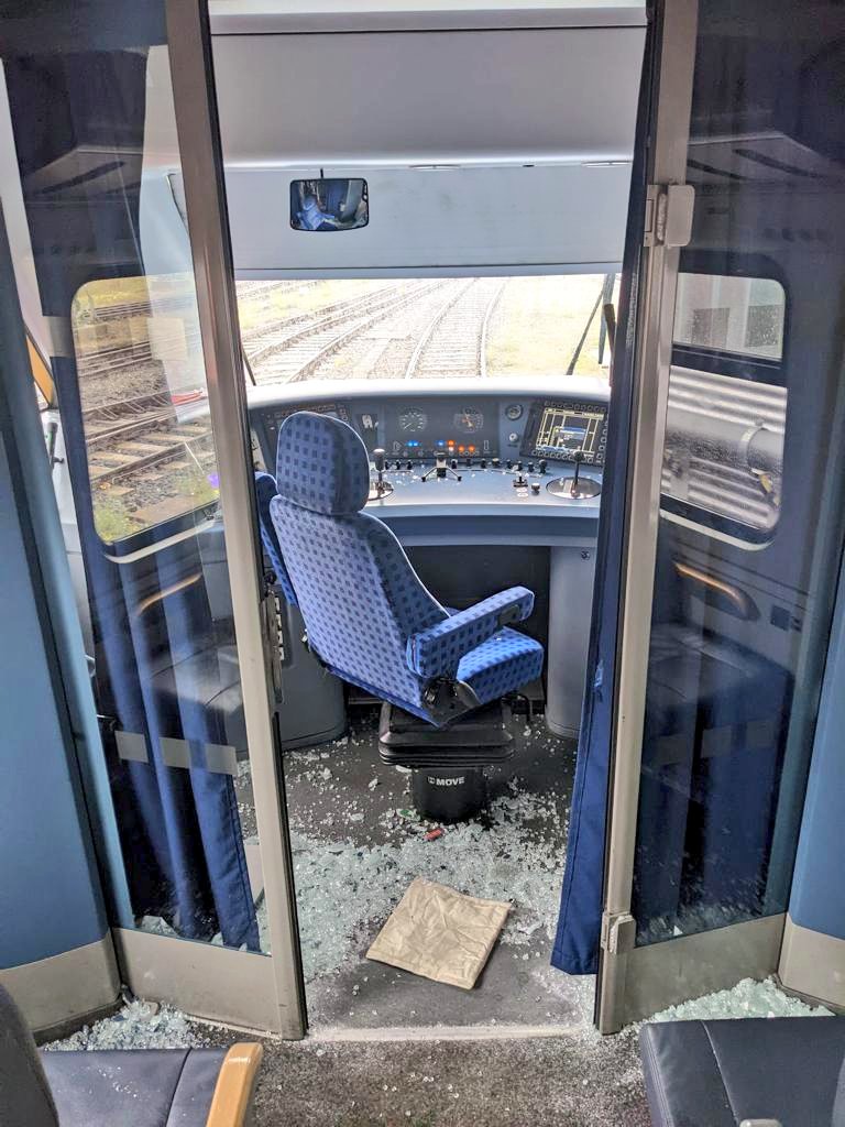 lokfuehrer_tim's tweet image. Gestern haben Randalierer auf dem Weg von Bayreuth Richtung Dresden einen Zug regelrecht auseinandergenommen.

Ohne Kommentar.