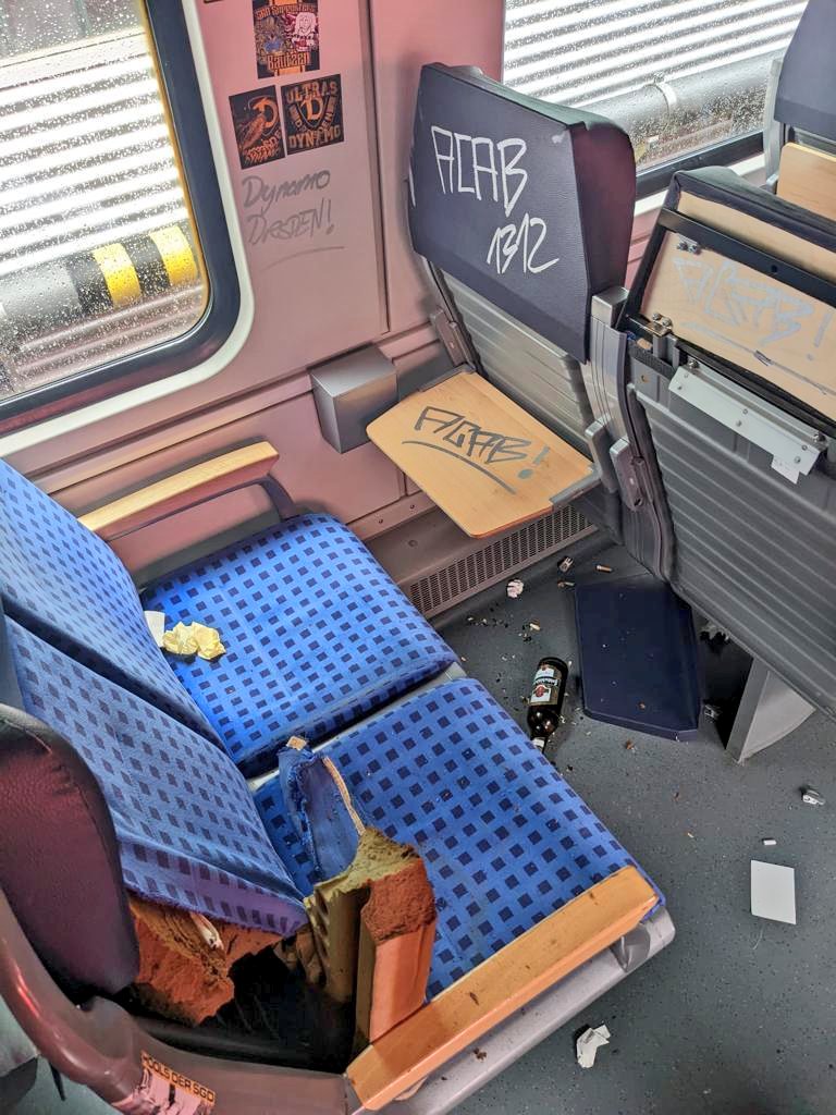 lokfuehrer_tim's tweet image. Gestern haben Randalierer auf dem Weg von Bayreuth Richtung Dresden einen Zug regelrecht auseinandergenommen.

Ohne Kommentar.