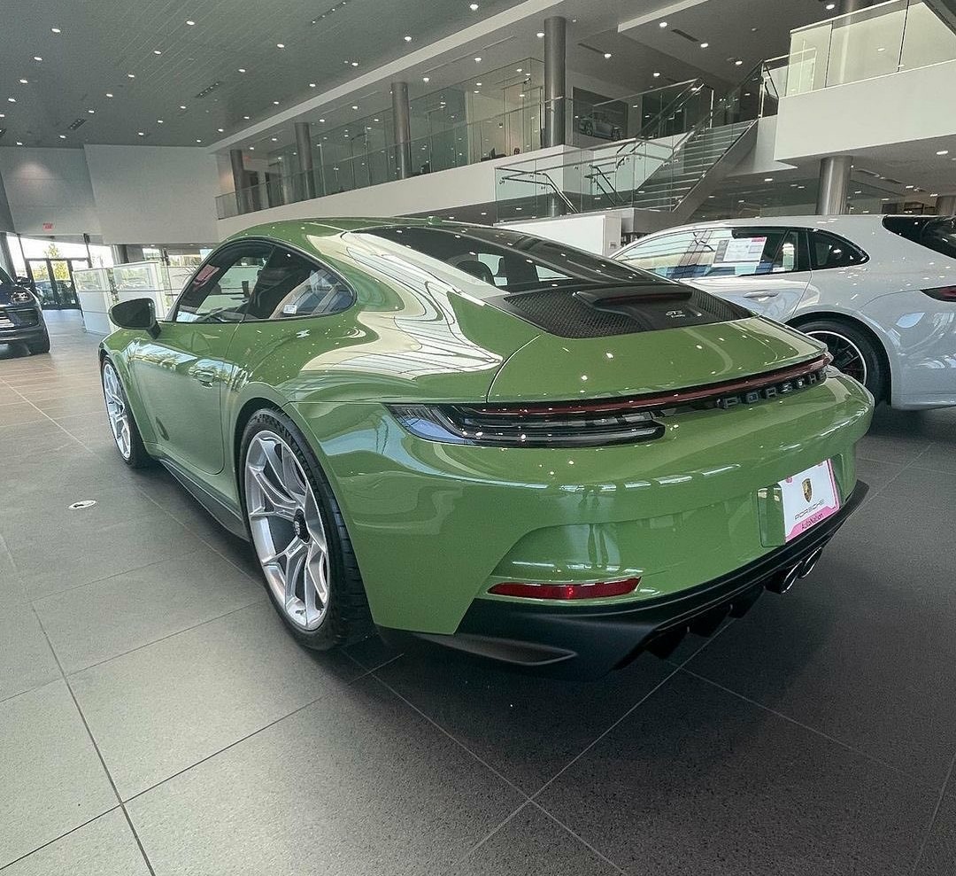 PorscheCIub's tweet photo. Paint-to-Sample Olive Green 992 GT3 Touring https://t.co/LoXuOMf4sT
