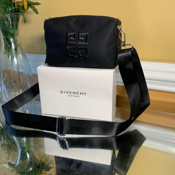 KimThekimmiller's tweet photo. So good I had to share! Check out all the items I'm loving on @Poshmarkapp #poshmark #fashion #style #shopmycloset #givenchy: https://t.co/5bmxyanmt3 https://t.co/QQy99aEsPI