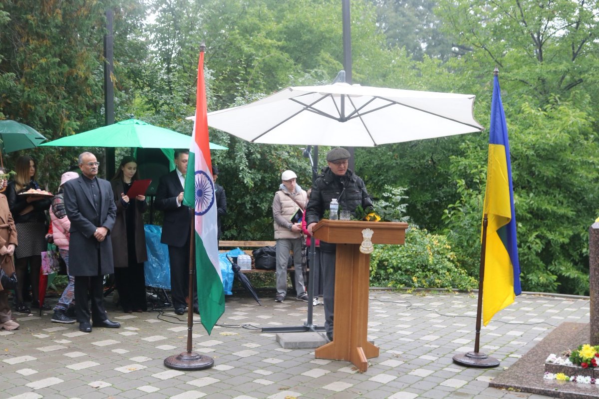 IndiainUkraine's tweet photo. On the occasion of 153rd birth anniversary of Mahatma Gandhi, Amb. Jain, Amb. Igor Polikha, Professor  Mr. Viacheslav Tsivatyi of TSNUK, Indian diaspora and friends of India paid floral tributes at the statue of Mahatma Gandhi in Kyiv.
@MEAIndia @IndianDiplomacy @DDNewslive https://t.co/P5pw0KOKON
