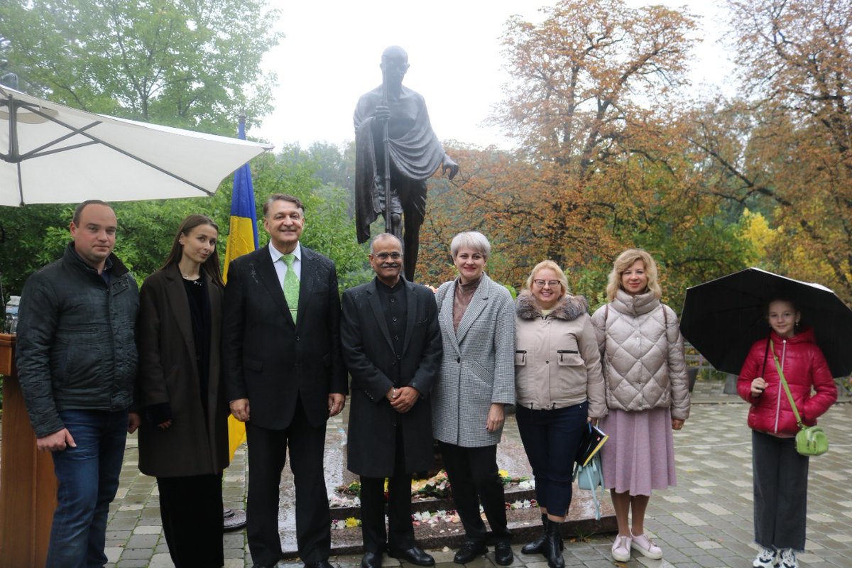 IndiainUkraine's tweet photo. On the occasion of 153rd birth anniversary of Mahatma Gandhi, Amb. Jain, Amb. Igor Polikha, Professor  Mr. Viacheslav Tsivatyi of TSNUK, Indian diaspora and friends of India paid floral tributes at the statue of Mahatma Gandhi in Kyiv.
@MEAIndia @IndianDiplomacy @DDNewslive https://t.co/P5pw0KOKON