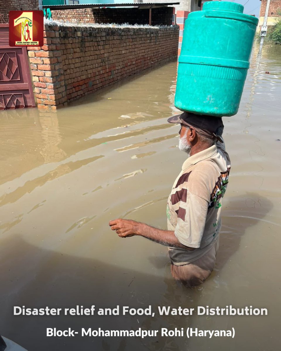 DSSNewsUpdates's tweet photo. When all their hopes drowned, in those moments of despair, these seemingly simple people came as hope of life for them! Glimpses of #DeraSachaSauda volunteers providing #DisasterManagement services &amp; distributing essentials to flood affected areas. https://t.co/jeRDrUJClx