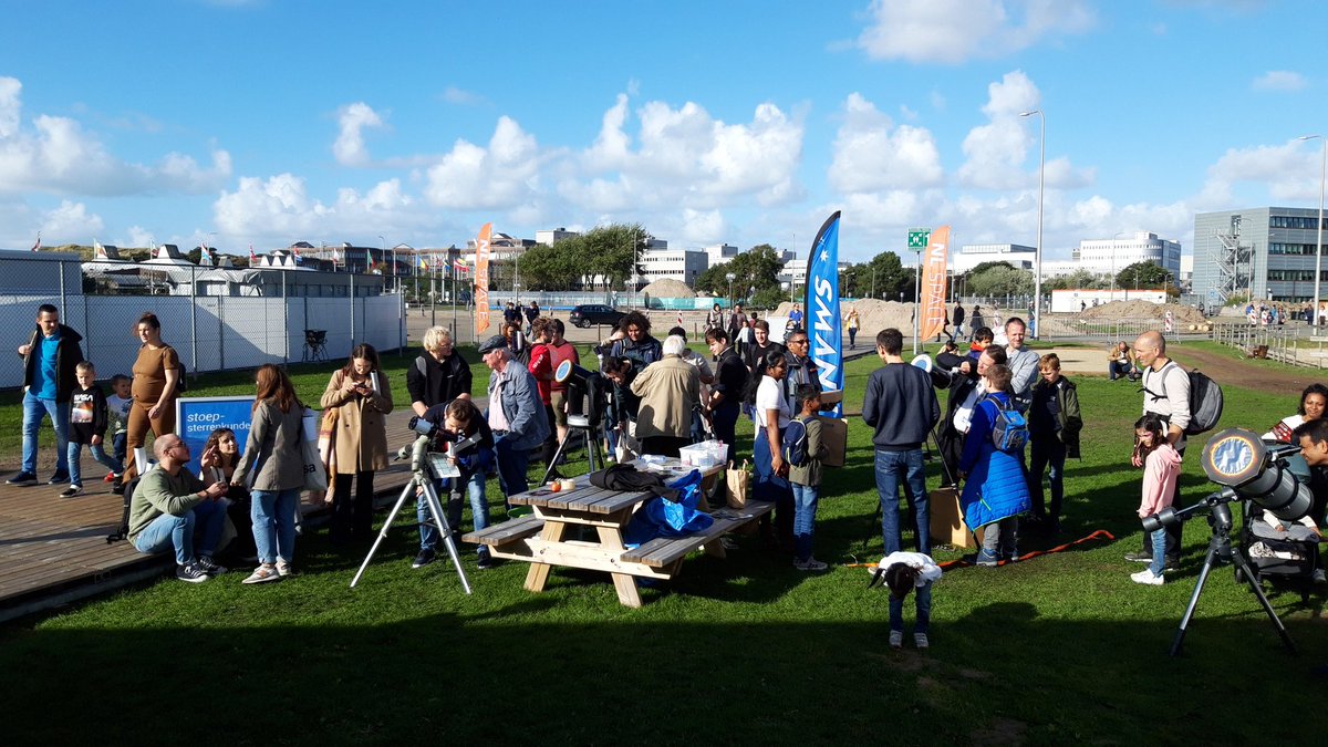 Lots of people joining the side walk astronomy sessions to observe the sun and sunspots at the #ESAOpenDay @ESA_Tech with @KNVWeerSterren and @AETUDelft