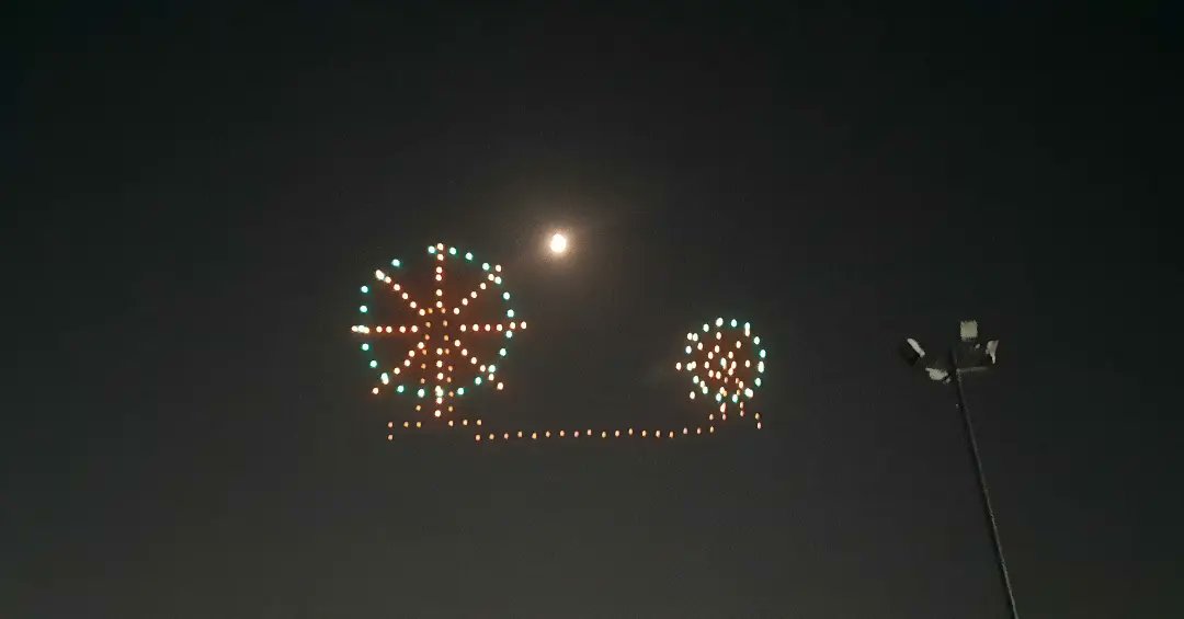 ગુજરાત સાયન્સ સિટી દ્વારા આયોજિત અદ્ભુત ડ્રોન શો 5000 એરિયલ મીટર ની ત્રિજ્યા માં નારી આંખે જોવા મળ્યો. આ વિસ્તાર ના  અંદાજે 2,50,000 લોકો એ 250 ડ્રોન નો આ અદ્ભુત અવકાશી શો માણવા નો લાભ લીધો. #ChaloScienceCity