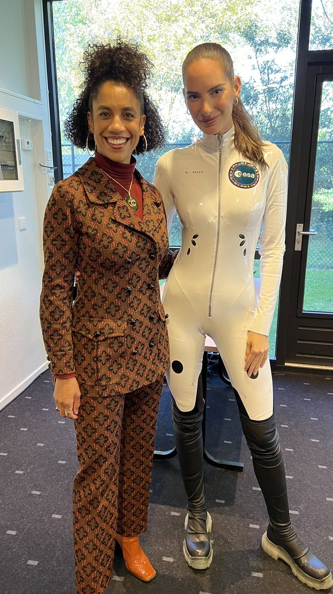 That’ll be Dominique Tipper hanging out with our final guest of the day, @lillypalmerdj who joins us at 5pm. Beltalowda! #nlspaceweek #theexpanse #esaopenday #screamingfirehawks #spacerocks @esa @nl_campus