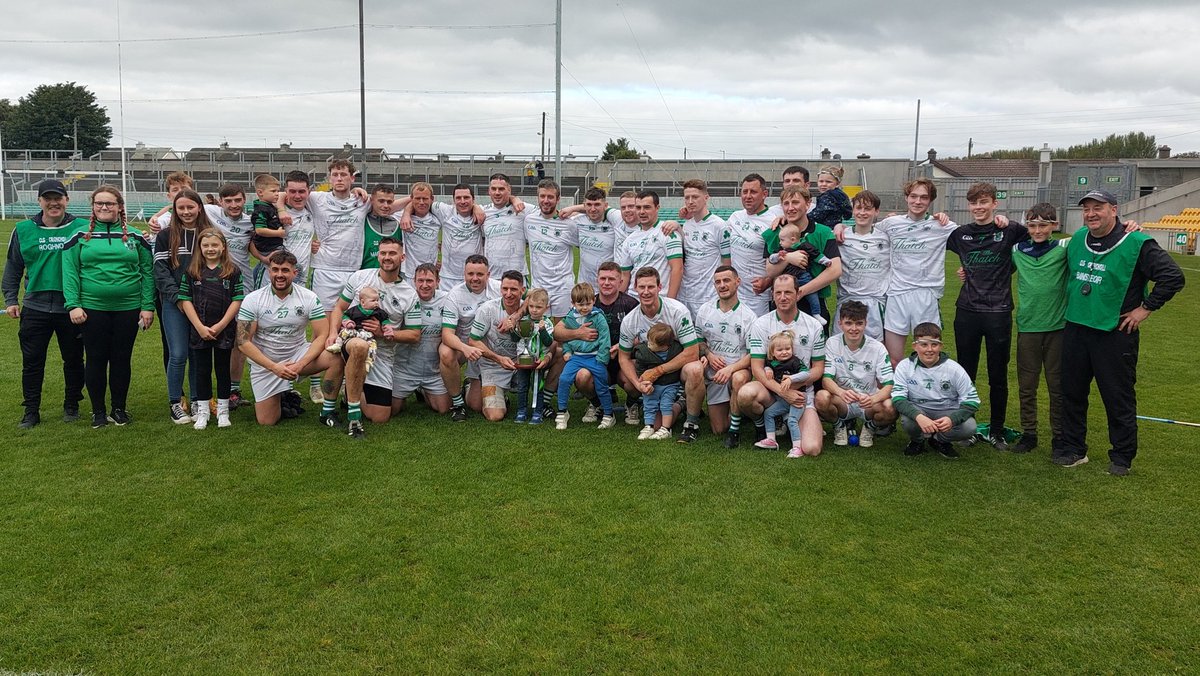 Offaly_GAA's tweet photo. Celebrations for @CrinkillGAA, winners of the 2022 Offaly Junior B Hurling Championship final https://t.co/3WqHyvyQzb