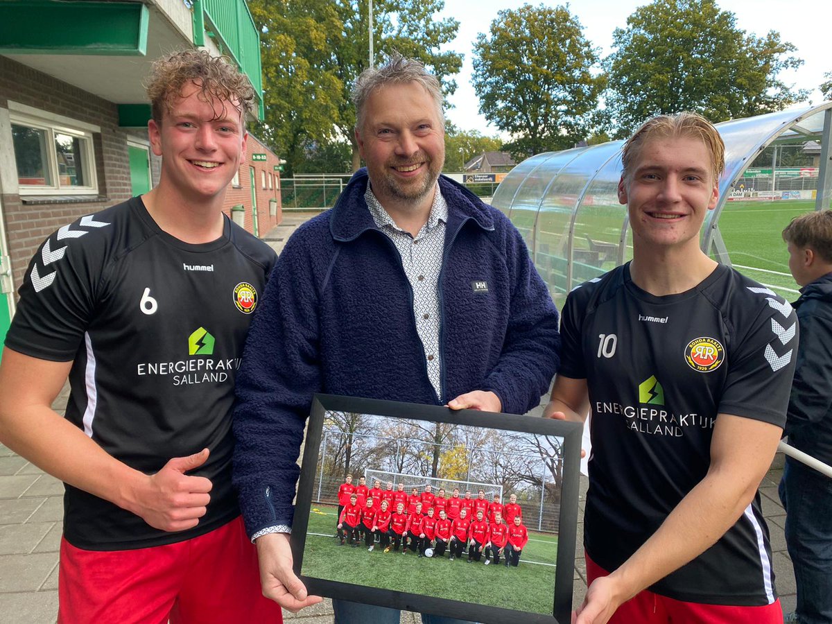 amanrentmeester's tweet photo. Rentmeesterskantoor Aman (@amanrentmeester) is samen met @energiepraktijksalland en @Hoogeslagbouw de trotse kledingsponsor van Rohda Raalte 10.
.
.
.
#rohda #Raalte #rentmeester #sponsor #rentmeesterNVR #vastgoed #realestate https://t.co/tO5018tT64