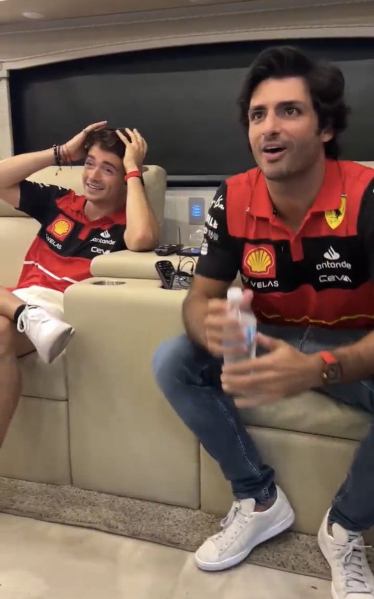Lucignola__'s tweet photo. verstappen che ora è in quattordicesima posizione.

SE È UN SOGNO NON SVEGLIATEMI.

#SingaporeGrandPrix #SingaporeGP https://t.co/ZXzJsdDUju