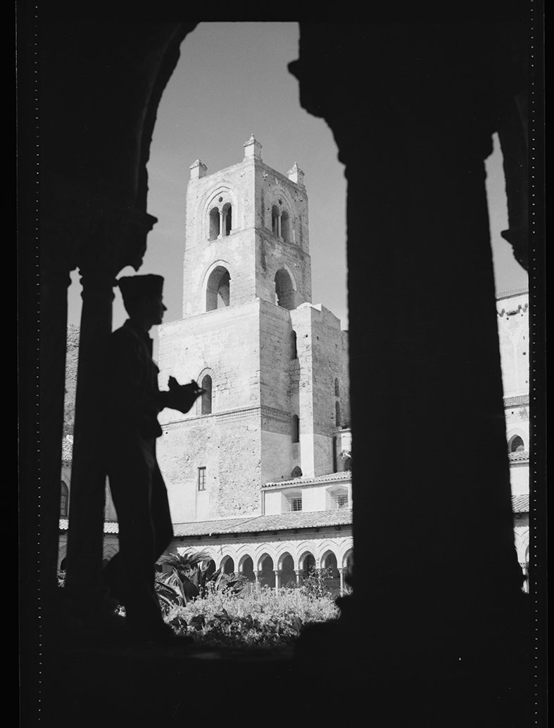 CasaLettori's tweet photo. Gli scatti del fotografo italo-americano Nick Parrino documentano la ripresa della vita in Sicilia dopo lo sbarco degli Alleati.

#LaMemoriaELeSueTracce a #CasaLettori 

@Paolosantagata5 @liciniodimichel @daniela_mauceri https://t.co/e95BjwFSwd