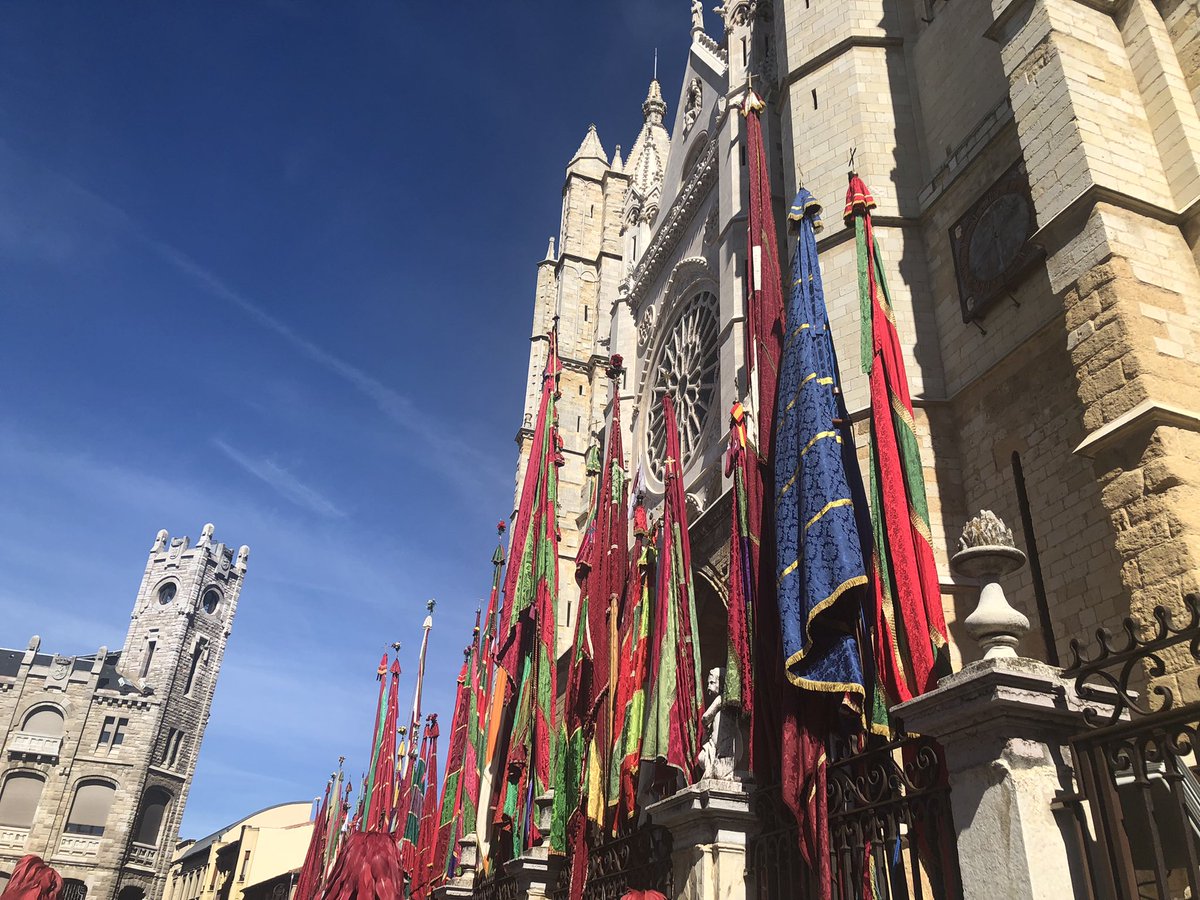 León está de fiesta. Hoy hemos celebrado las Cantaderas, una preciosa tradición que conmemora la victoria cristiana en la batalla de Clavijo y la liberación de las cien doncellas. Qué bonito es ver mi ciudad engalanada de pendones y color. 🤍