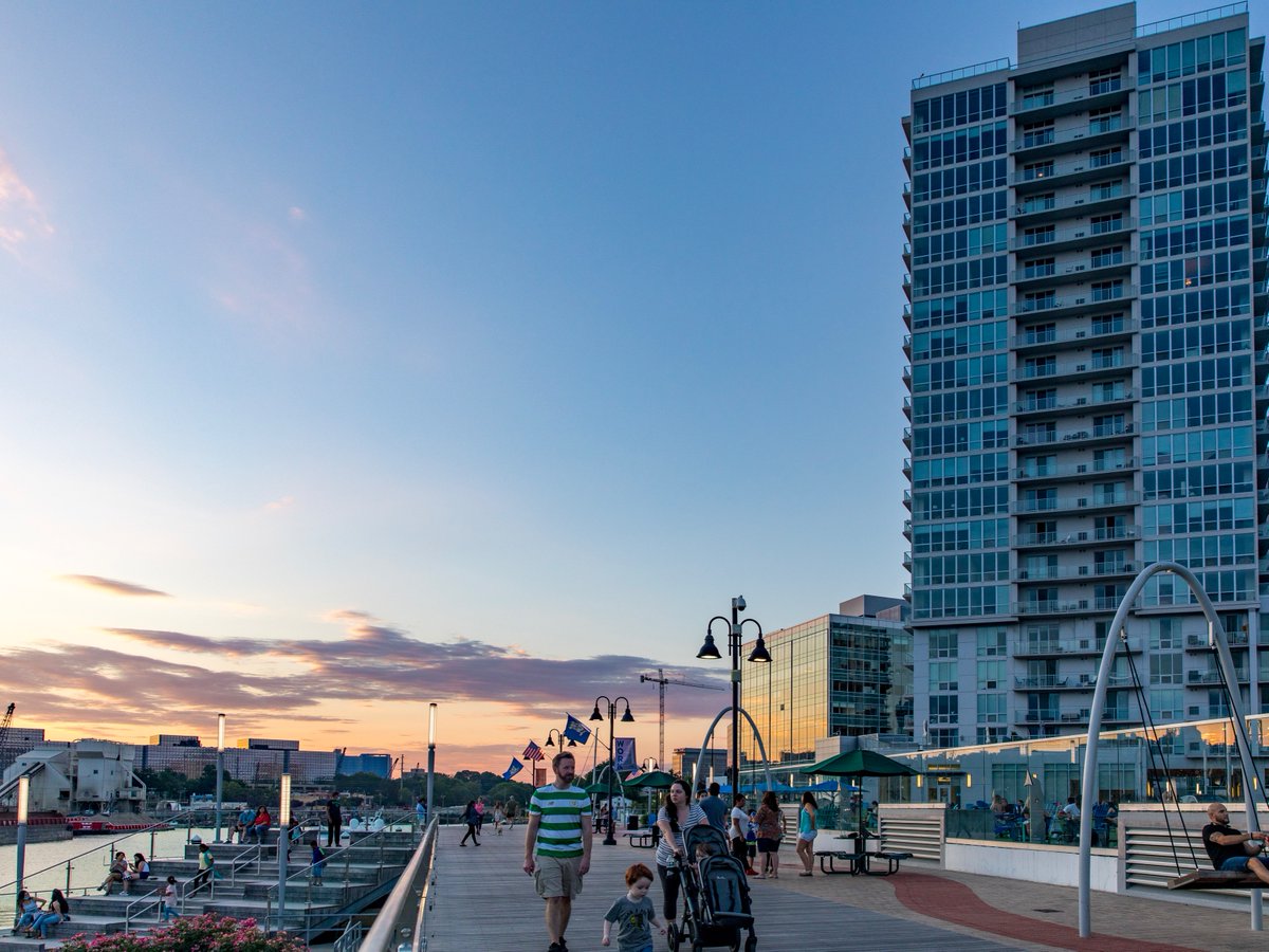 Our favorite color is sunset! 🌇 
Cold nights make for amazing fall colors and Harbor Point views are unbeatable. 

#bltliveworkplay
#lovewhereyoulive
#stamfordct
#harborpoint
#sunset
#ctliving
#fairfieldcounty
#sunsetlovers