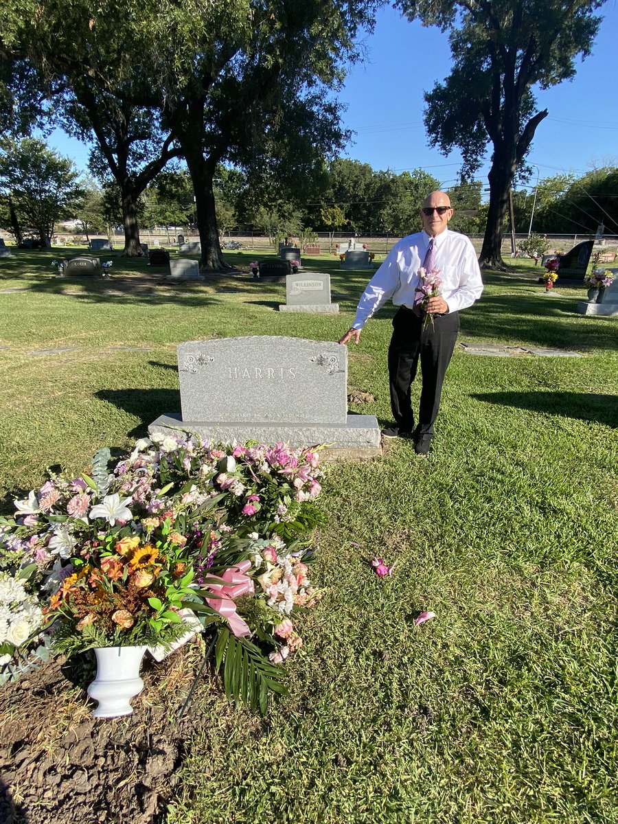 rdharris55's tweet photo. @GRANNA80188211 God Bless and comfort you as only He can. Matthew 5:4 & II Corinthians 5:8
Mom went to be with Jesus a week ago today and we celebrated her life and buried her body yesterday. God is good! #TemporarySeparation https://t.co/nBfd7IFRPu