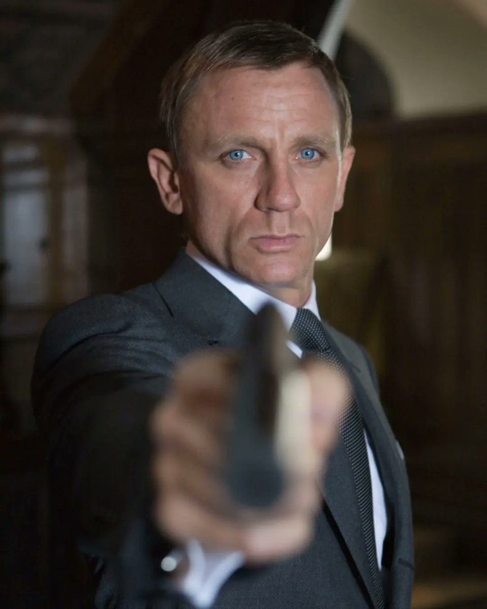 elinformede007's tweet photo. Daniel Craig como James Bond en una escena elimada de "Quantum Of Solace (007: Quantum)" del 2008. La escena era parte de un final alternativa que no salió en el corte final de la película. #JamesBond #DanielCraig #QuantumOfSolace #Bond22 #Agente007 #007Quantum https://t.co/yEViI1PKKm