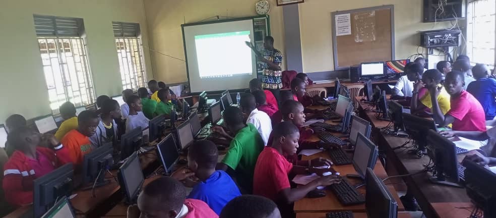 mrogers4christ's tweet photo. Facilitating S4 Computer Studies Seminar at Kololo SS, preparing them for a great harvest in UCE #ComputerStudies 840/1 & 840/2 examinations. The operation better results 2023 continues countrywide, this year UNEB ejja kiwulira! π¨πΎβπ»@ictteachersug #ICTTrsUg Next Stop: Tororo! https://t.co/1owzaKivg0