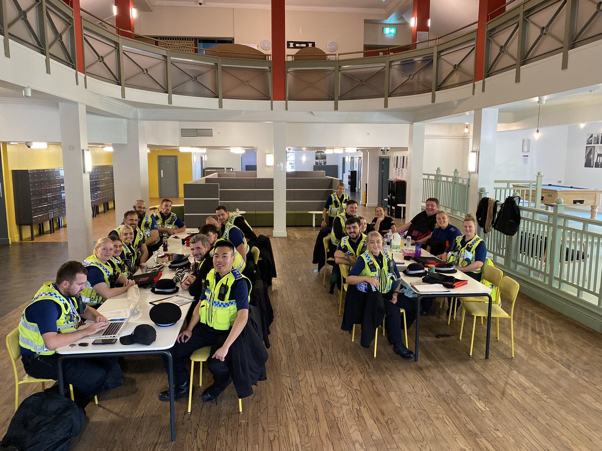 Cracking team effort today with resources from across the division all out door to door across Talybont North, South, Gate &amp; Court giving crime prevention advice &amp; reassurance to <a href="/cardiffuni/">Cardiff University</a> students🎓
Plenty more to come tomorrow &amp; they managed to avoid the ☔️ too #SaferStudents