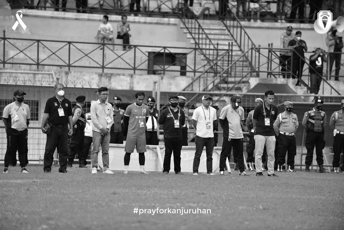 Sejenak menundukan kepala seraya berdoa, agar duka di Malang menjadi duka terakhir untuk sepak bola Indonesia.
#PrayForKanjuruhan