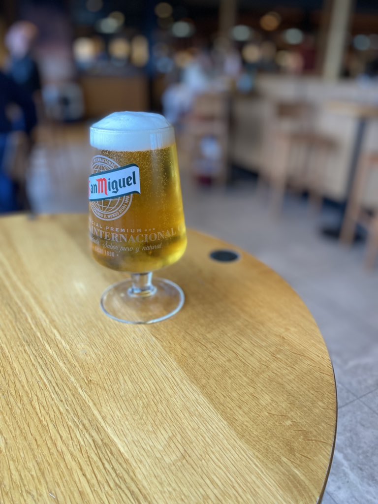 simonhpirie's tweet photo. Airport beers taste very nice indeed..#minibreak #chill #travellingonmyown #strangefeeling #golf https://t.co/BLIOkolSSZ