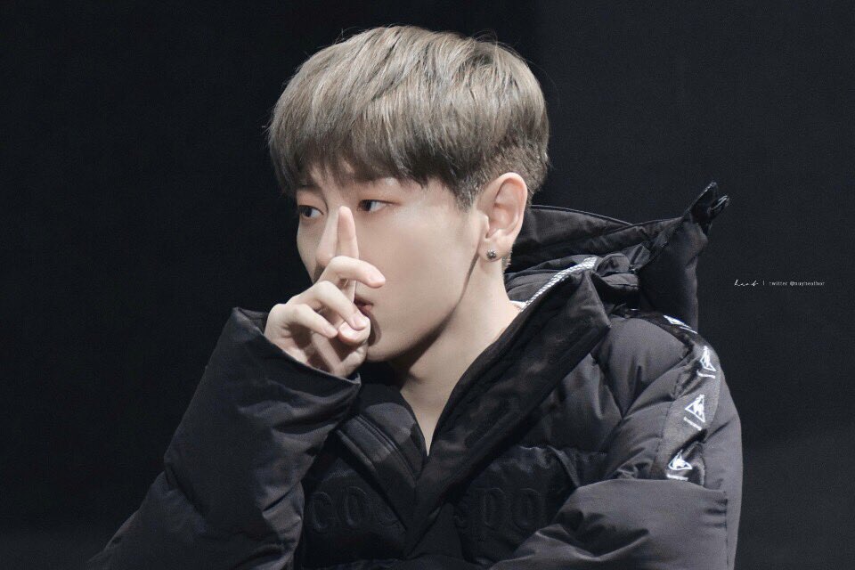 obtzet_93's tweet photo. 네 태현이 손에 미쳤어요.....손도 이쁘고 난리....국보로 지정해서 보호해야해....🫰 https://t.co/ixiNPsEYRA
