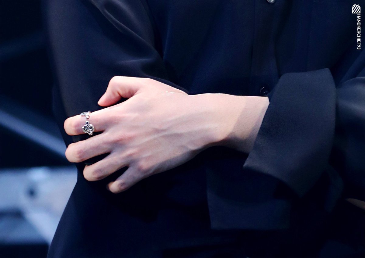 obtzet_93's tweet photo. 네 태현이 손에 미쳤어요.....손도 이쁘고 난리....국보로 지정해서 보호해야해....🫰 https://t.co/ixiNPsEYRA