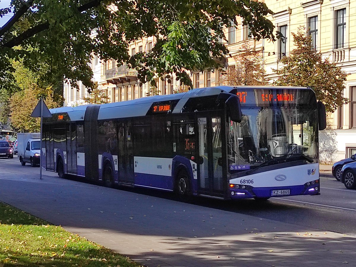 CheminTraverses's tweet photo. Floppée de bus et de trolleybus #Solaris et #Skoda carrossés #Irisbus  dans les rues de #Rīga https://t.co/xeY2uu0Cdi