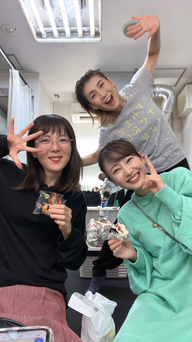 kamoi_ayane's tweet photo. お稽古から千秋楽まで、一緒にいたの１週間強はさすがにうそだろの俳優陣のみなさまと、うれしたのし女子楽屋の３人です。
ああたのしかったあ  #iaku https://t.co/tLZvM5HNGi