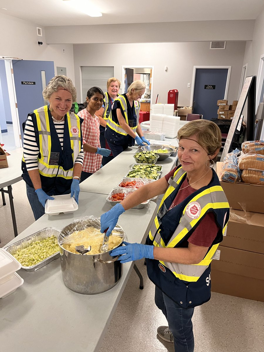 rickzelinsky's tweet photo. Visiting with volunteers in Sydney NS where they’re serving approx 2700 meals per day to people affected by hurricane Fiona @SAmaritime https://t.co/fqBZy0cL1r