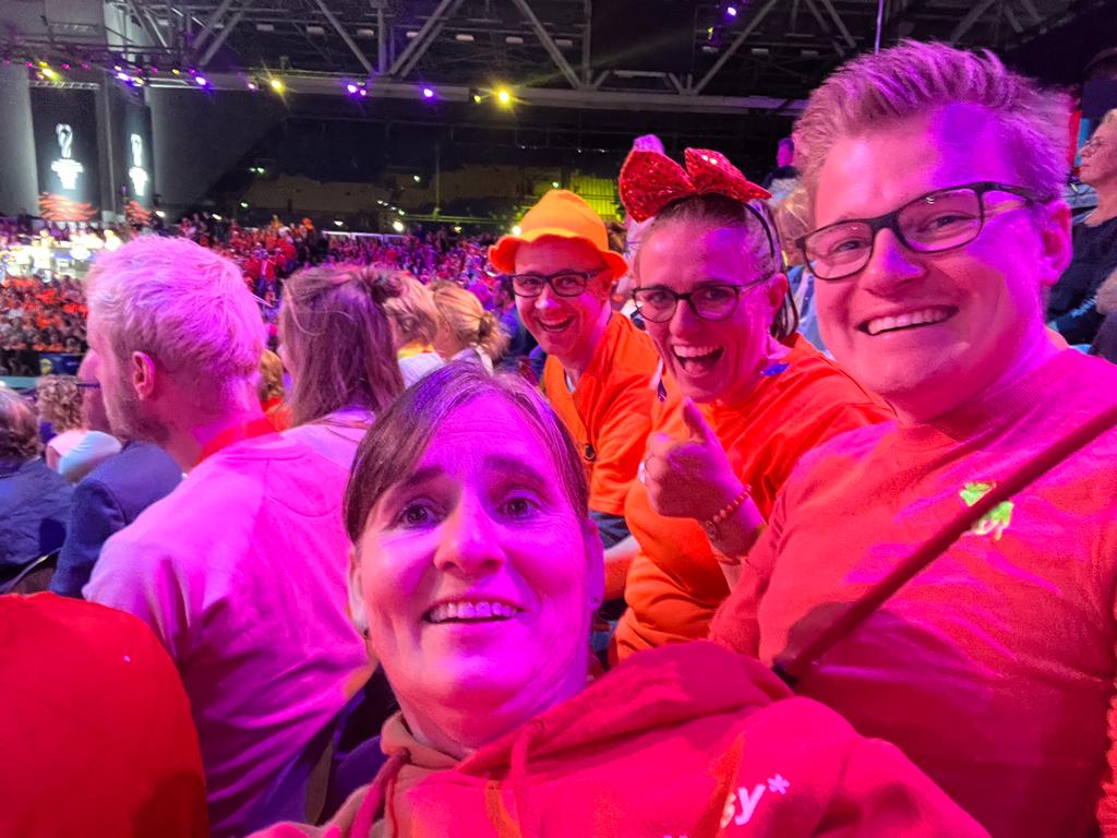 Sannee2805's tweet photo. Met dank aan @sportsradionl zijn wij op de VIP tribune bij de @Volleybaldames tegen Italië! Wat een spannende wedstrijd! @DHLPARCEL #SameDream https://t.co/qqxvaOjV7i