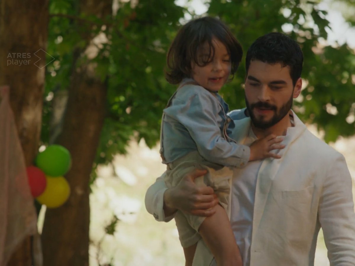 yvette_princz's tweet photo. I love these two ❤️
#AkınAkınözü #MiranSadoglu #UmutSadoglu #UmRan #Hercai https://t.co/JjpgKhMhyn