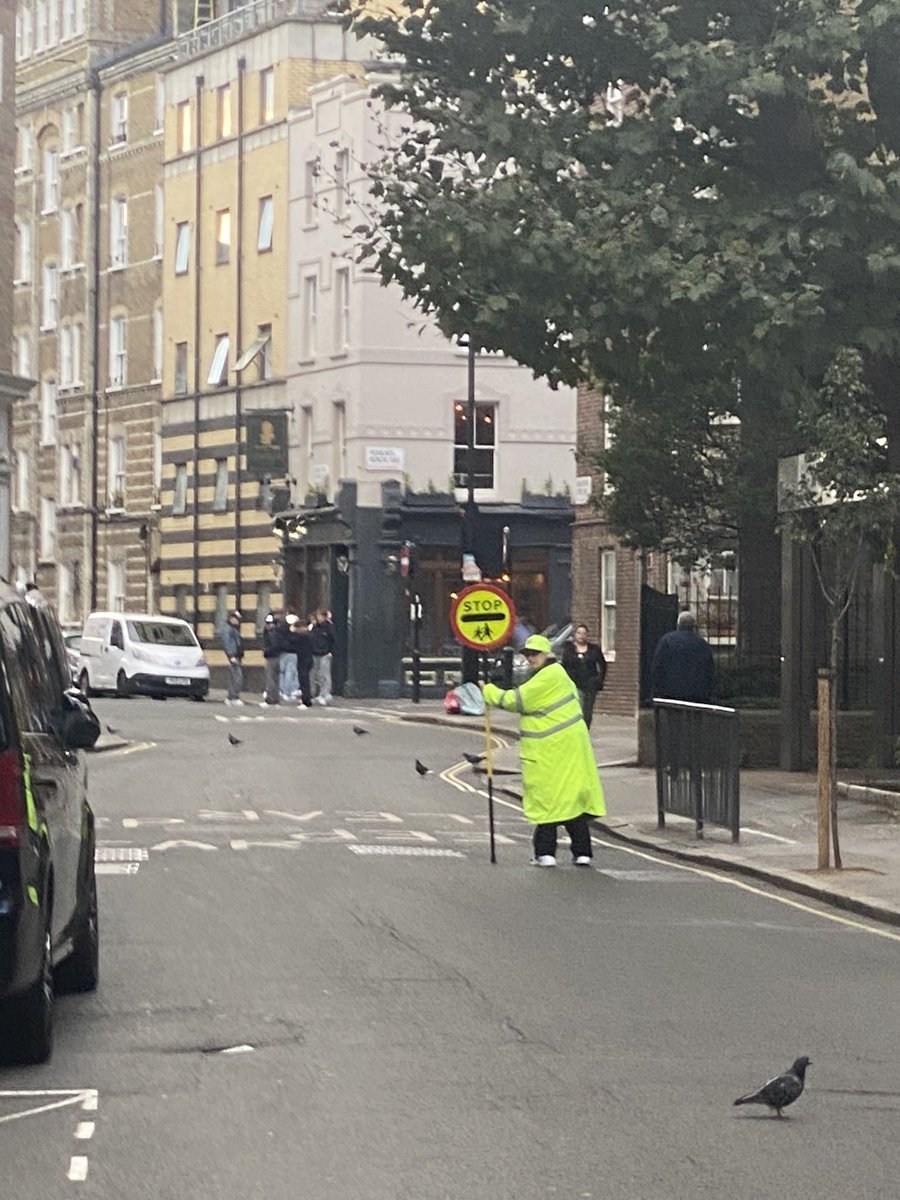 wasia_project's tweet photo. saw lollipop lady today guys https://t.co/G5FbtGmp3q