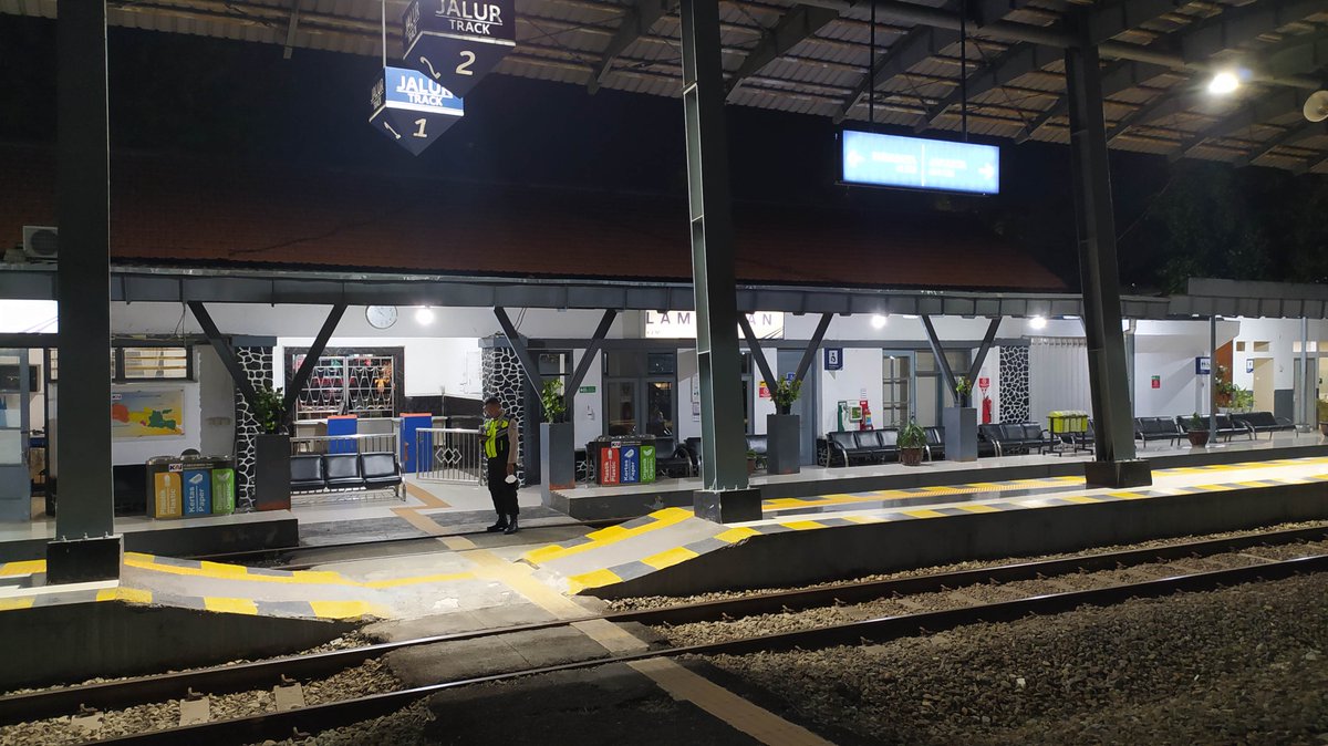 masinunk's tweet photo. A : pak kenapa stasiun lamongan banyak nyamuknya ?
B : gak tau mas
A : apakah tdk ada tindakan pak ?
B : gak tau mas
A : ohhhhh....
Suasana setiap naik dari stasiun lamongan
@KAI121 https://t.co/CEyPX3wy4p
