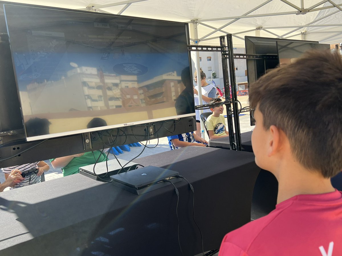 ¡Qué bien lo hemos pasado en <a href="/sant_joan/">Sant Joan d'Alacant</a> con 𝗛𝗔𝗡𝗗𝗕𝗢𝗟 𝗔𝗟 𝗖𝗔𝗥𝗥𝗘𝗥! 🥳

Disfrutando del balonmano al aire libre y la zona gaming de nuestros amigos de <a href="/valengame_/">valengame_</a> 🕹

#️⃣ #ComunitatDelHandbol