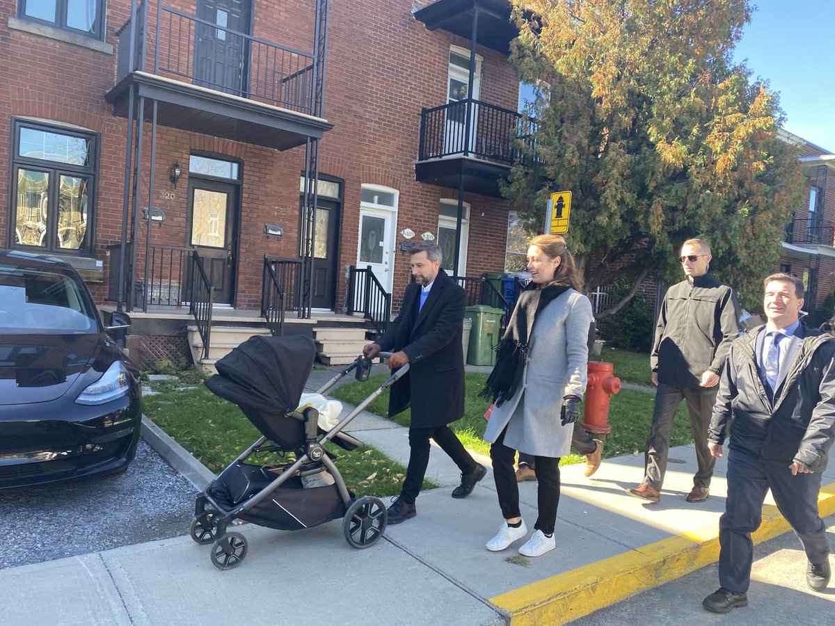Images de campagne… Gabriel Nadeau-Dubois parcourt Verdun en famille… il terminera sa campagne avec ses militants dans Gouin cet après-midi #qc2022