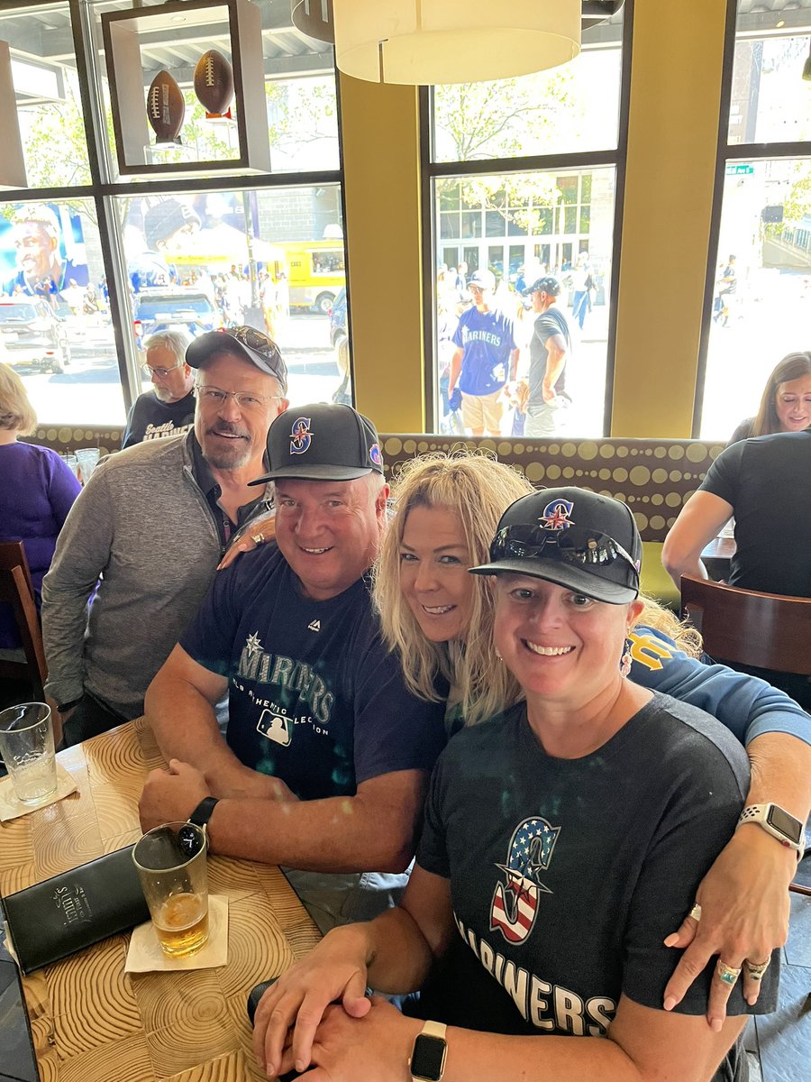 douglane9's tweet photo. Mariners win!!! We’re going to the playoffs!! ⚾️❤️⚾️❤️ https://t.co/mpyO10lP8U