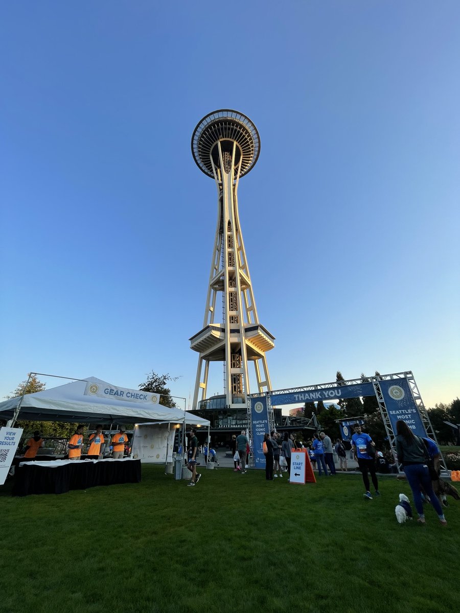 fredhutch's tweet photo. Happy @Base2Space Day! 🎉 #FredHutch #SpaceNeedle https://t.co/zKHRP45OVm